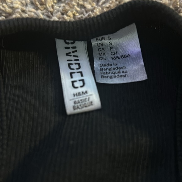 black divided crop top - Picture 2 of 2